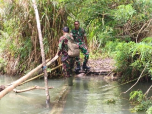 Dandim 1613/Sumba Barat Tinjau Lokasi Pembangunan Jembatan di Sungai Tama Tabuli