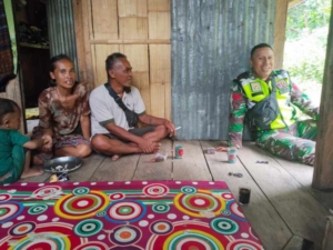 Babinsa Maurole Tingkatkan Keamanan Wilayah Lewat Komsos di Desa Tou