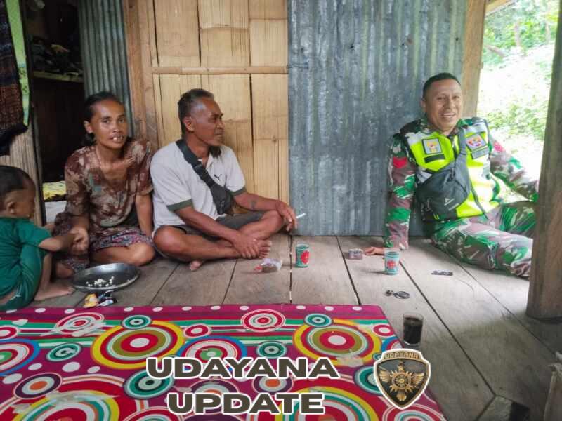 Babinsa Maurole Tingkatkan Keamanan Wilayah Lewat Komsos di Desa Tou