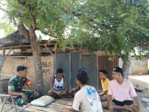 Babinsa Rindi Umalulu Komsos dengan Warga, Himbau Pemuda Jauhi Minuman Beralkohol