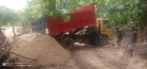 Babinsa Koramil 1627-01/Baa Pantau Penyerahan Material Pembangunan KDKMP Desa Oeleka