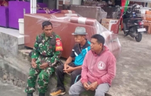 Komsos di Dusun Cepak Lauk, Babinsa Aikmel Sertu Jamaludin Ajak Warga Jaga Keamanan dan Kebersihan Lingkungan