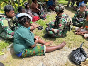 Menyusuri Rumah Masyarakat Satgas Yonif 743/PSY Hadirkan Free Medical Care untuk Kampung Ginnik