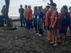 Aksi Nyata Babinsa Pering di Pantai Suka Luwih, Karya Bakti bersama Warga Demi Lingkungan Bersih dan Sehat