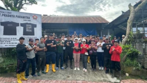 Babinsa Melinggih Pimpin Semangat Gotong Royong, Warga Bersatu Wujudkan Lingkungan Bersih dan Sehat