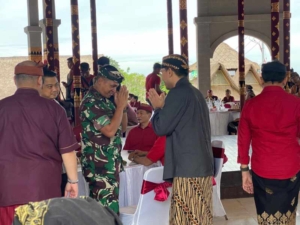 Dukung upaya Promosi Destinasi Wisata, Dandim 1623/Karangasem hadiri Pertunjukan Kolaborasi Budaya Tionghoa dan Bali di Taman Soekasada Ujung.