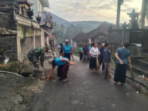 Babinsa 1623-06/Selat Dukung Gotong Royong Gerakan Kulkul PKK dan Posyandu di Desa Duda