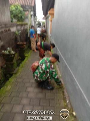 Babinsa Semarapura Kangin Bersama PKK Gelar Gotong Royong