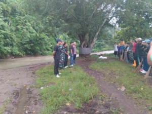 KORAMIL 1609-07/BUSUNGBIU BERSAMA MUSPIKA GELAR AKSI “BALI BERSIH SAMPAH” DI SUNGAI SABA DESA TITAB