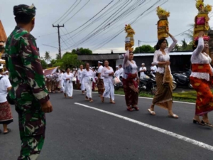 Sinergi Babinsa dan Pecalang, Prosesi Ngerauhin Pejeng Kelod Berlangsung Aman dan Khidmat
