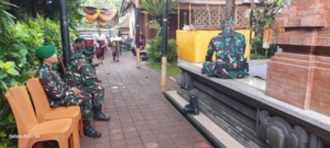 Danramil Banjarangkan Bersama Anggota Melayat Di Rumah Duka Almarhum Anak Agung Gde Putra BA