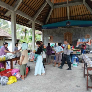 Babinsa 1623-04/Sidemen Dampingi Pelaksanaan Pasar Murah dalam Rangka Pengendalian Inflasi