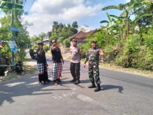Babinsa Jinengdalem Bersama Bhabinkamtibmas dan Pecalang Kawal Prosesi Ngaben, Upacara Berjalan Aman dan Khidmat