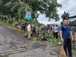 Babinsa dan Bhabinkamtibmas Desa Patemon Gotong Royong Bersihkan Dahan Pohon Tumbang di Banjar Dinas Ume