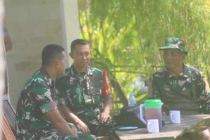 Berikan motivasi, semangat, dan dukungan moral, Dandim 1623/Karangasem tinjau kegiatan pembersihan Danau Yehmalet