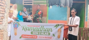 Wujud Kepedulian Sosial, Babinsa Desa Baru Dampingi Pembagian Takjil dan Sembako di SDN 2 Alas