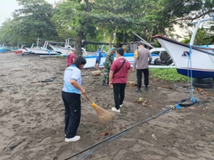 Babinsa Kalibukbuk Pimpin Aksi “Jumat Bersih”, Pantai Banyualit Dibersihkan Bersama Warga