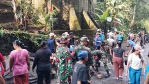 Personel Koramil 1609-06/Banjar Kerja Bakti Pelebaran Bahu Jalan Bersama Warga Pedawa