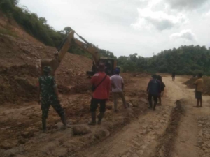 ‎Koramil 1607-07/Lunyuk Dampingi Perbaikan Jalan Rusak di Lunyuk Rea