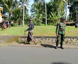 Babinsa Jegu Bersinergi dengan Bhabinkamtibmas dan Pecalang Amankan Prosesi Ngaben Warga