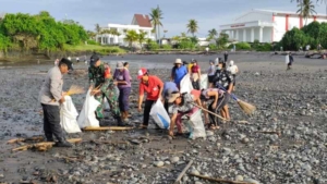 Jelang Upacara Melasti Hari Raya Nyepi, Babinsa Beraban Turun Bersama Warga Bersihkan Pantai