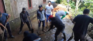 Babinsa Pegayaman Dampingi Pembersihan Material Longsor yang Timpa Rumah Warga di Amertasari
