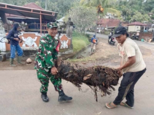 Sambut Lomba Desa, Babinsa Bersama Warga Desa Telaga Kompak Gelar Gotong Royong