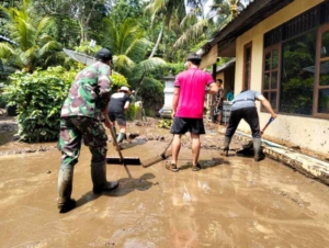 Babinsa Koramil 03 Seririt Pimpin Gotong Royong Pembersihan Rumah Warga Pasca Luapan Sungai Mendaung di Desa Bestala