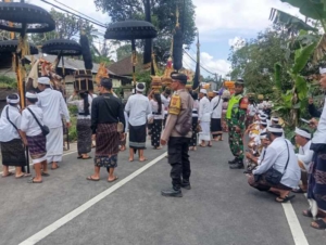 Babinsa dan Pecalang Jaga Kesakralan Piodalan di Desa Kerta Payangan
