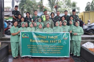 ‎Hangatnya Ramadhan, Dandim 1607/Sumbawa Bersama Ketua Persit Cab XXVI Berbagi Takjil dengan Warga