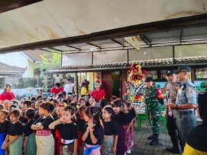 Babinsa Dauh Peken Kawal Pawai Ogoh-Ogoh Puluhan Siswa TK Pradnya Paramita Sadu