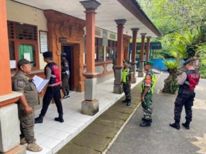 Anggota Koramil 1623-05/Manggis Bersama Tim Gabungan Laksanakan Patroli Penegakan Perda KTR