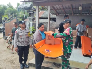 Babinsa dan Bhabinkamtibmas Monitoring Penyaluran 63 Paket Sembako bagi Warga Terdampak Banjir di Desa Kalianget