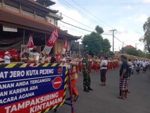 Babinsa Pejeng Bersama Pecalang Amankan Prosesi Mepeed Panca Wali Krama di Pura Nataran Sasih