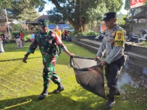 Danramil Payangan Pimpin Gotong Royong Bersih-bersih Monumen, TNI Hadir di Tengah Masyarakat