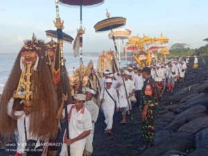 Aparat TNI Polri Dan Pecalang Desa Akah Kawal Upacara Keagamaan Melasti