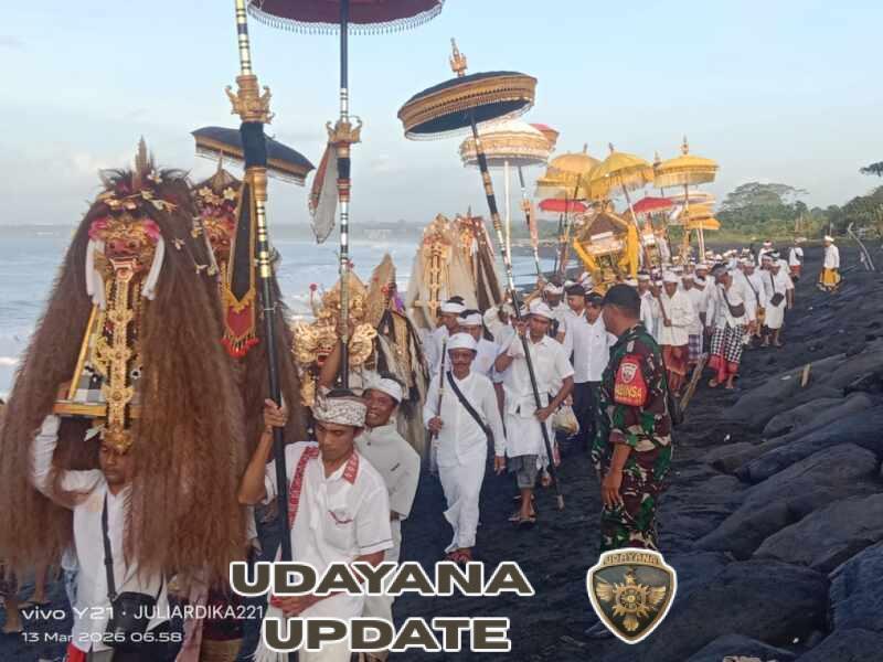Aparat TNI Polri Dan Pecalang Desa Akah Kawal Upacara Keagamaan Melasti