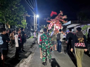 Aparat TNI Dan Polri Di Banjarangkan Kawal Pergeseran Ogoh-Ogoh Desa Nyalian Menuju Lapangan Puputan Klungkung