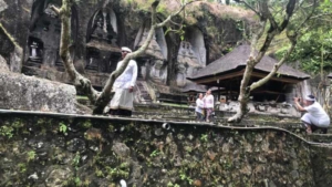 Danramil Tampaksiring Pimpin Pengawalan Tirta Yatra Rombongan Bintaljarahdam IX/Udayana