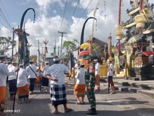 Babinsa Lebih Bersama Pecalang Kawal Prosesi Melasti Banjar Lebih Beten Kelod ke Pantai Lebih