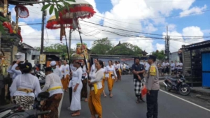 Babinsa Ketewel Bersama Pecalang Kawal Prosesi Piodalan dan Nunas Tirta di Banjar Pamesan