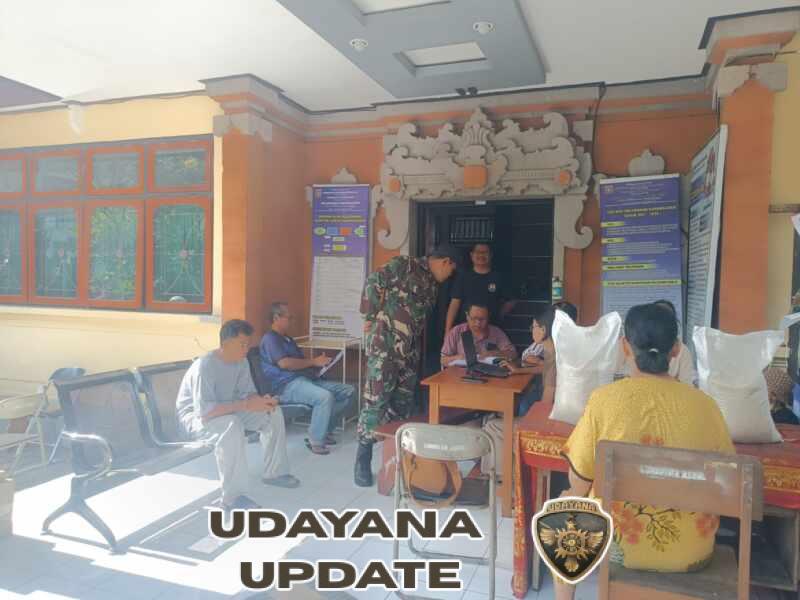 Babinsa 1623-01/Karangasem Pastikan Penyaluran Beras CPP dan Minyak Goreng Berjalan Lanca