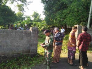 Babinsa Sukasada Bersama Warga Gotong Royong Bersihkan Setra Bajang Ratu Sambut Nyepi