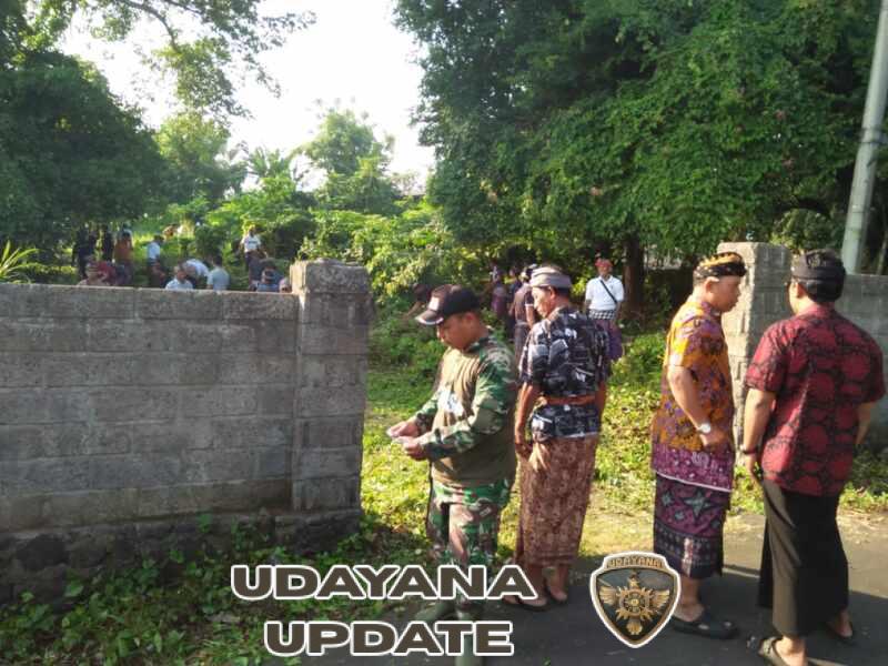 Babinsa Sukasada Bersama Warga Gotong Royong Bersihkan Setra Bajang Ratu Sambut Nyepi