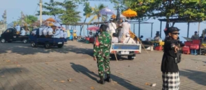 Babinsa Koramil Sukasada Amankan Prosesi Melasti Desa Adat Sambangan Jelang Nyepi