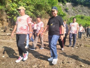 Babinsa Ularan Monitoring Kegiatan Tebar Benih Ikan dan Gemarikan dalam Rangka HUT ke-422 Kota Singaraja di Bendungan Titab