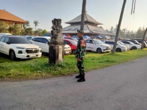 Babinsa Medahan Bersinergi Amankan Melasti 3.000 Pemedek di Pantai Masceti