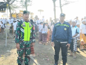 Babinsa Mas Kawal Prosesi Melasti Nyuh Kuning Hingga Pantai Masceti