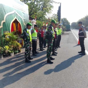 Babinsa 1623-05/Manggis Turun Tangan Bantu Warga Tenganan Bersihkan Dampak Tanah Longsor