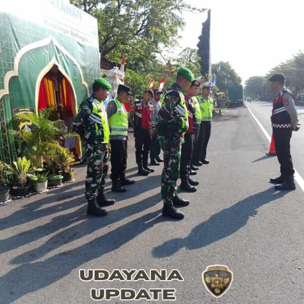 Babinsa 1623-05/Manggis Turun Tangan Bantu Warga Tenganan Bersihkan Dampak Tanah Longsor